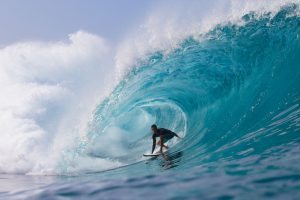 Landon McNamara of Hawaii rides the wave during the 2017 Backdoor Shootout surfing contest at Pipeline in Oahu, Hawaii, on January 14, 2017. / AFP PHOTO / brian bielmann