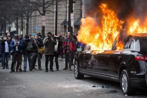 A limousine burns during a protest reacting to the inauguration of US President Donald Trump on January 20, 2017 in Washington, DC. / AFP PHOTO / ZACH GIBSON