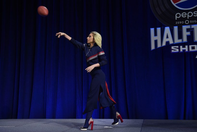 Lady Gaga throws a football as she meets with the press during the Super Bowl LI Pepsi Zero Sugar Halftime Show Press Conference at the George R. Brown Convention Center February 2, 2017 in Houston, Texas. / AFP PHOTO / TIMOTHY A. CLARY