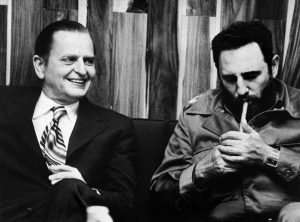 Olof Palme (G), Premier Ministre suÈdois, pose en compagnie de Fidel Castro (D), le PrÈsident cubain, lors d'un voyage officiel ‡ Cuba en mars 1973. Olof Palme (L), Swedish Prime Minister, poses with Cuban President, Fidel Castro (R), during his official visit in Cuba, March 1973. / AFP PHOTO / SCANPIX SWEDEN / HASSE PERSSON