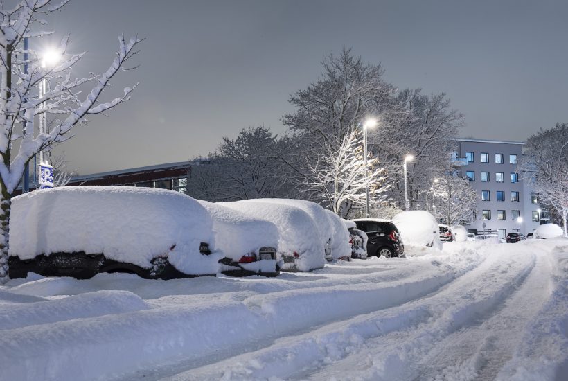 Picture taken on November 9, 2016 shows cars covered with snow in Sundbyberg near Stockholm.  / AFP PHOTO / JONATHAN NACKSTRAND