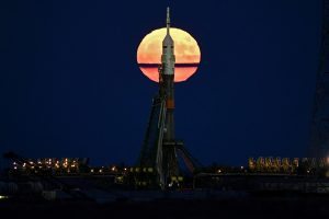 The supermoon is seen behind the Soyuz MS-03 spacecraft set on the launch pad at the Russian-leased Baikonur cosmodrome in Kazakhstan on November 14, 2016. / AFP PHOTO / Kirill KUDRYAVTSEV
