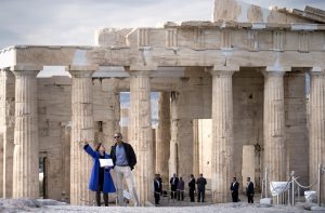 US President Barack Obama (C) listens to Eleni Banou, Ministry of Culture director of Ephorate of Antiquities for Athens in front of the Propylaia during a tour of the Acropolis on November 16, 2016 in Athens, Greece. Obama will sketch out his vision of democracy at a time of mounting global populism, seeking to soothe European allies anxious over a Donald Trump presidency. / AFP PHOTO / Brendan Smialowski
