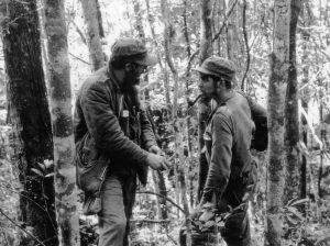 (FILES) This file photo taken on October 8, 1957 shows Cuban leader Fidel Castro (L) talking with Ernesto "Che" Guevara in the woods of the Sierra Maestra, Cuba. Cuban revolutionary icon Fidel Castro died late on November 25, 2016 in Havana, his brother, President Raul Castro, announced on national television. / AFP PHOTO / STR / RESTRICTED TO EDITORIAL USE - MANDATORY CREDIT "AFP PHOTO" - NO MARKETING NO ADVERTISING CAMPAIGNS - DISTRIBUTED AS A SERVICE TO CLIENTS - NO ARCHIVES