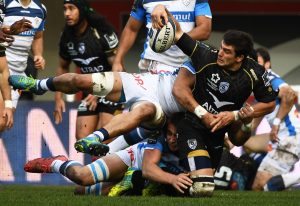 Montpellier's French flanker Kelian Galletier (R) grabs the ball during the European Champions Cup rugby union match between Montpellier and Castres at the Altrad stadium in Montpellier, southern France, on December 11, 2016. / AFP PHOTO / PASCAL GUYOT