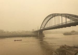 A picture taken on February 18, 2017 shows a general view of a bridge in the Iranian city of Ahvaz during a sandstorm. At least seven people were killed as floods, avalanches and dust storms gripped the country, state media reported. / AFP PHOTO / TASNIM NEWS / MORTEZA JABERIAN