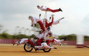 Indian army soldiers, members of the SHWET ASHW motorcycle display team, perform during a combined display at an officer training academy in Chennai on March 10, 2017. / AFP PHOTO / ARUN SANKAR
