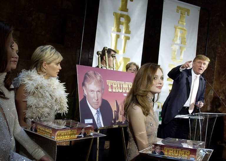 A Monopoly Trump-verziójának bemutatója 2004-ben (fotó: AFP PHOTO/Stan HONDA)
