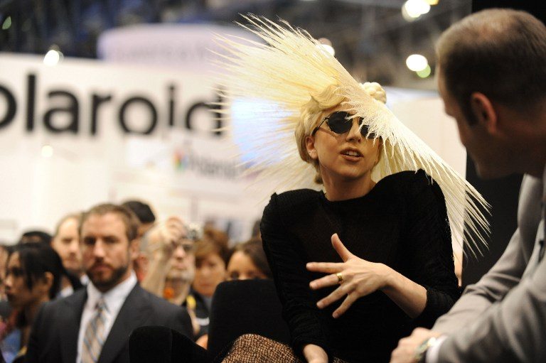 Lady Gaga a Polaroid megmentése közben 2010-ben