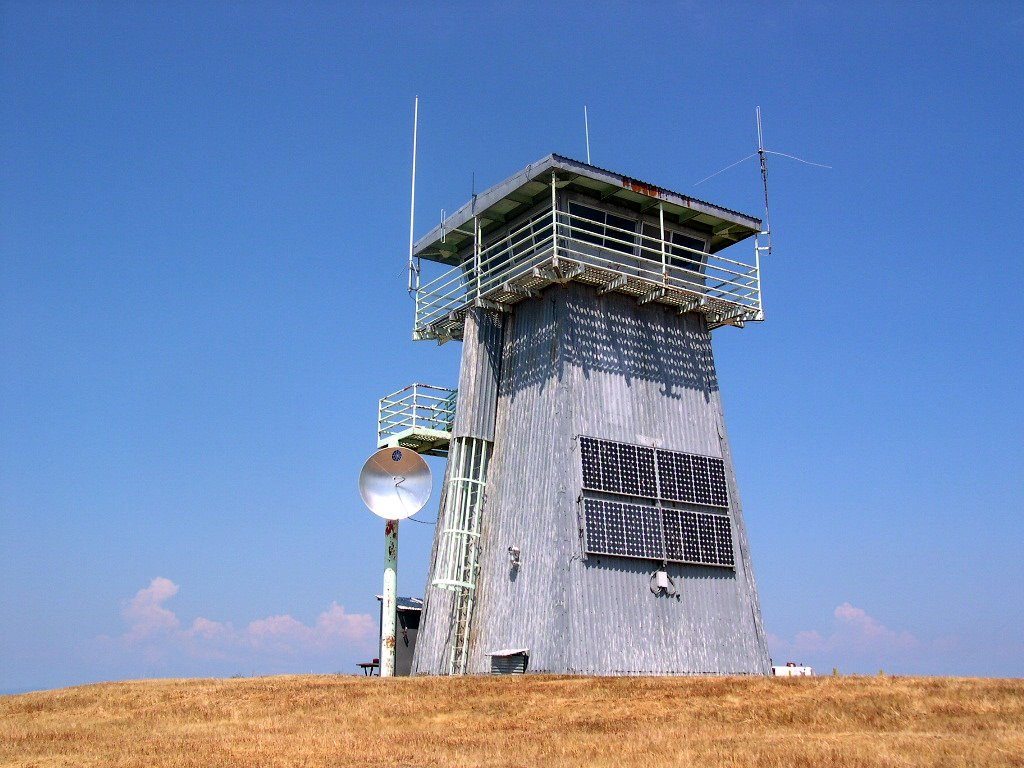 Tűzőr torony, ez már fejlett típus, van parabola antennája is (Fotó: David Jones / CC-BY)