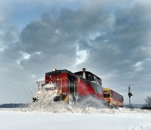 Hidasnémeti, 2017. január 14. Egy M43-as mozdonnyal vontatott szerelvény töri a hóval fedett vasúti pályát a Szerencs-Hidasnémeti vasútvonalon Hidasnémetinél 2017. január 14-én. MTI Fotó: Máthé Zoltán