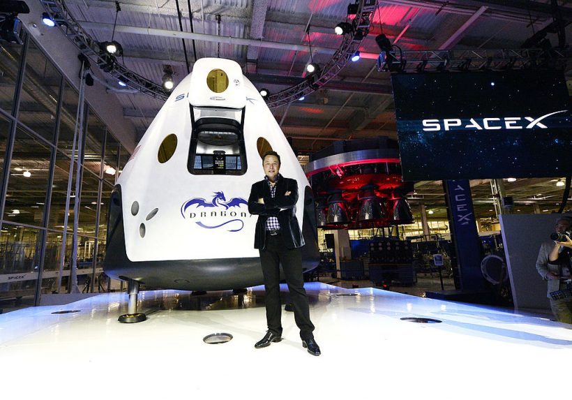 Elon Musk a Dragon V2 prototípusa előtt (kép: Kevork Djansezian/Getty Images)