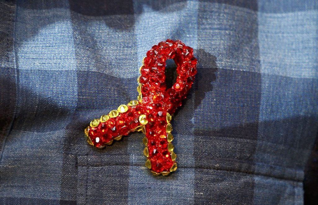 Az AIDS jelképe a piros szalag (Fotó: Getty Images: Peter Nicholls) 