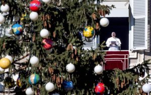 Vatikánváros, 2016. december 18. Ferenc pápa Úrangyala (Angelus) imádságát mondja a vatikáni Szent Péter térre néző dolgozószobájának ablakából 2016. december 18-án, advent negyedik vasárnapján. (MTI/EPA/Claudio Peri)