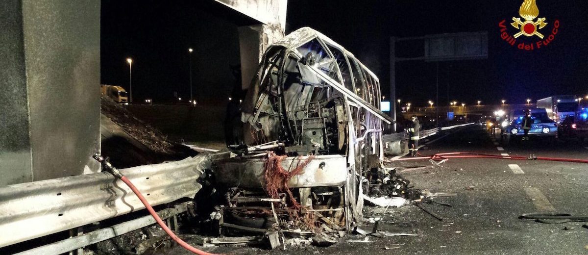 Verona, 2017. január 21. Olasz tűzoltók által készített felvétel a magyar diákokat szállító, kiégett autóbuszról az olaszországi A4-es autópályán egy veronai csomópontnál 2017. január 21-én. A Franciaországból hazafelé tartó busz balesetében tizenhat középiskolás diákok életét vesztette, a sérültek száma 39. (MTI/EPA/Vigili Del Fuoco)