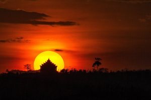 Najpjido, 2017. március 10. Egy buddhista szentélyt világít meg a lemenő napkorong fénye a mianmari fővárosban, Najpjidóban 2017. március 10-én. (MTI/EPA/Hein Htet)