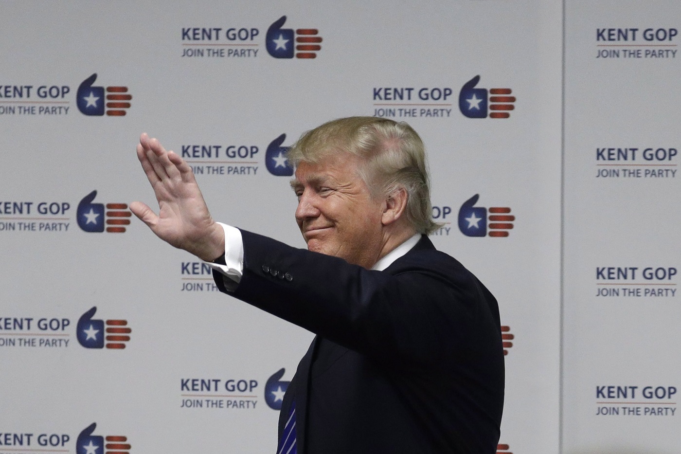 Grand Rapids, 2016. szeptember 30. Donald Trump republikánus párti elnökjelölt köszönti támogatóit a Kent megyei republikánus központban a Michigan állambeli Grand Rapidsben 2016. szeptember 30-án. (MTI/AP/John Locher)