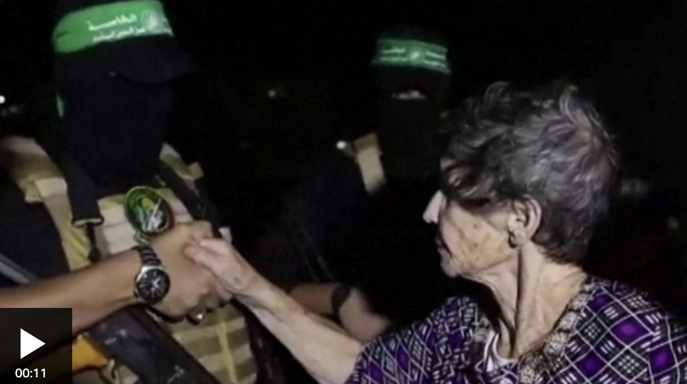 Videón, ahogy a pokolból szabadult izraeli túsz kezet fog a terroristával