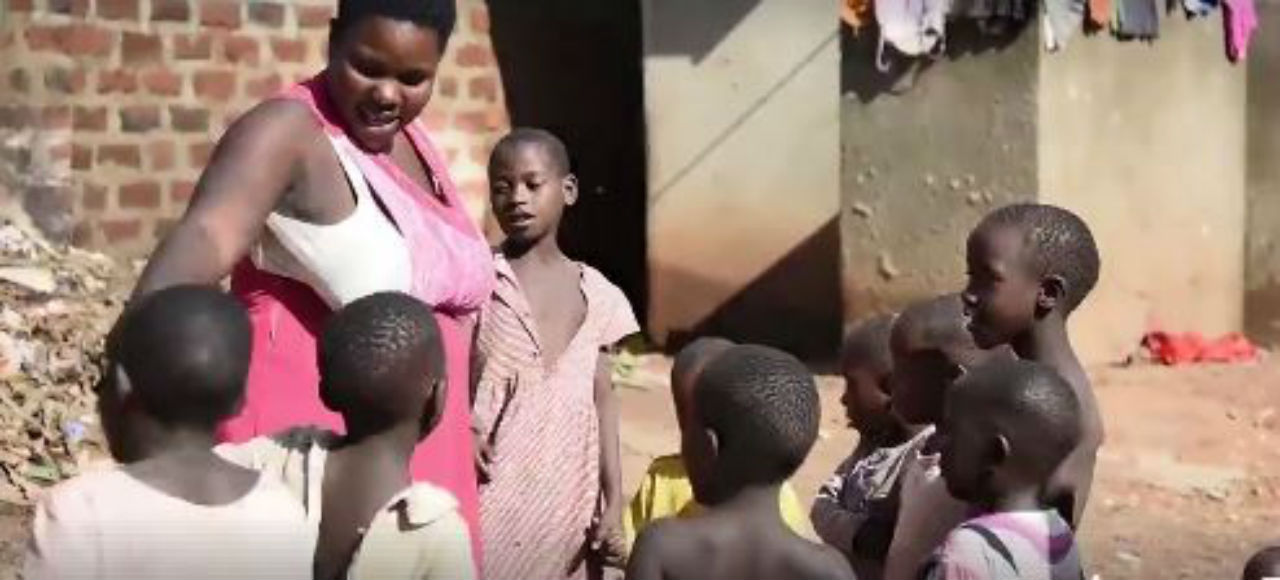 Негритянка родила. Жительница Уганды Мариам Набатанзи (Mariam Nabatanzi). Мариам Набатанзи Бабирье 2020. Африканка родила 44 ребенка.