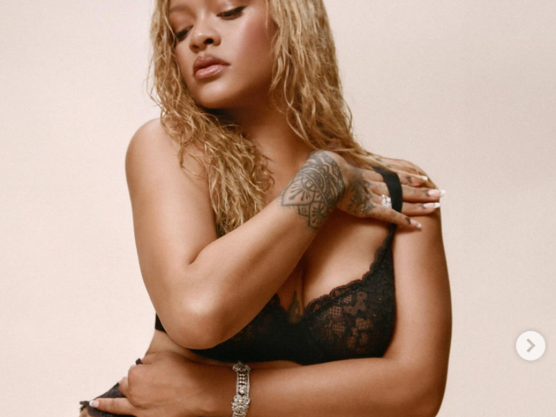 Rihanna meztelen fenékkel