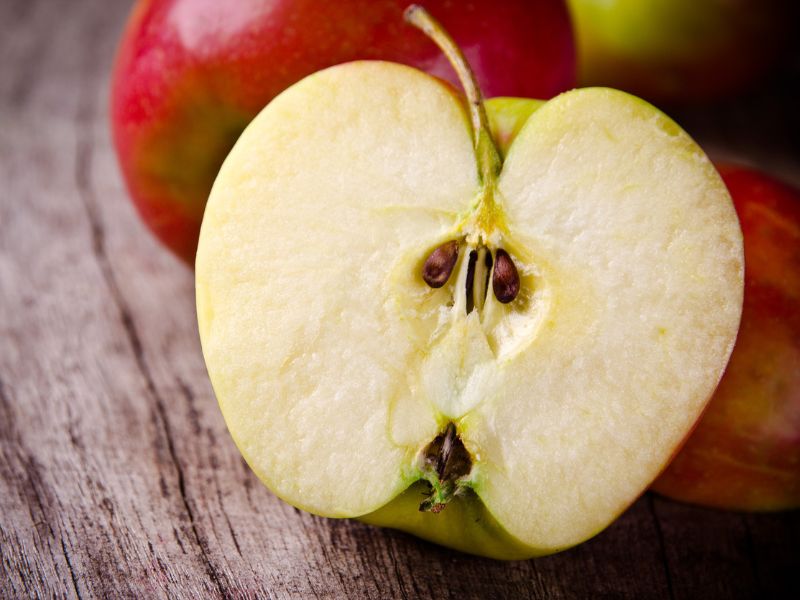 5 meglepő mellékhatás, amit az almamag evés okozhat