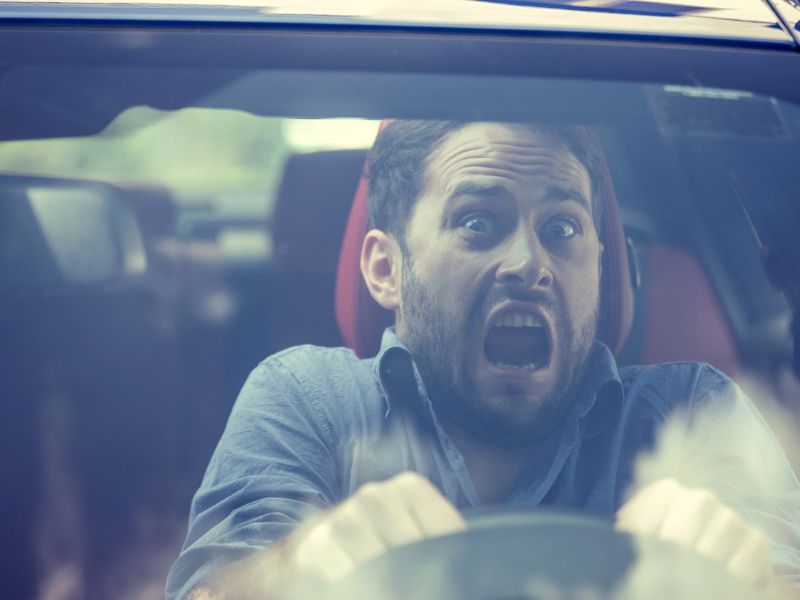 Autóban életmentő eszköz lehet a vészkalapács, amely baleset idején segíthet nekünk