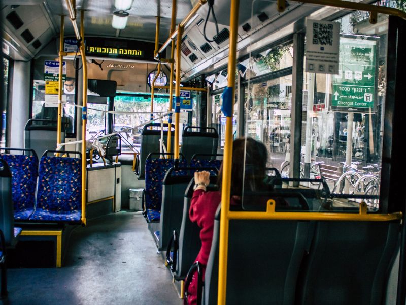 A buszok legpiszkosabb részei sokkal több koszt és baktériumot rejtenek, mint azt elsőre gondolnánk.