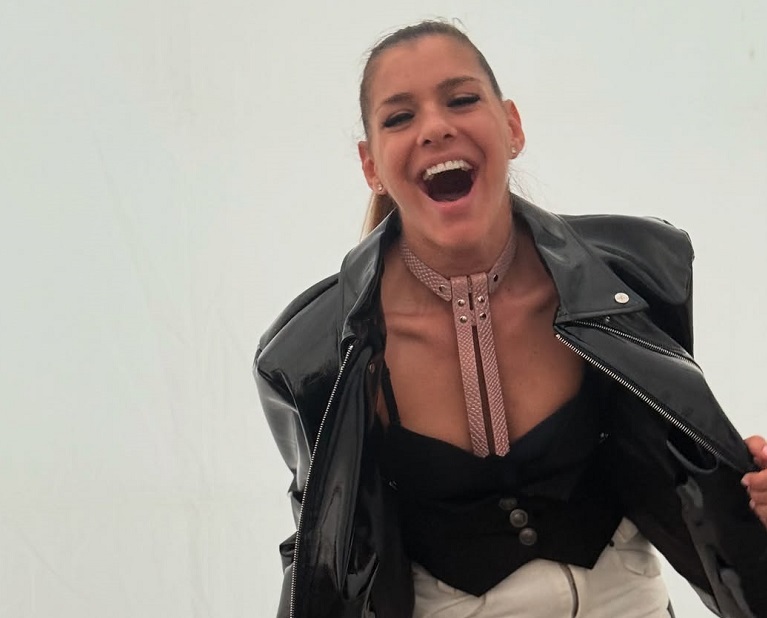 Dér Heni szexi dekoltázsa