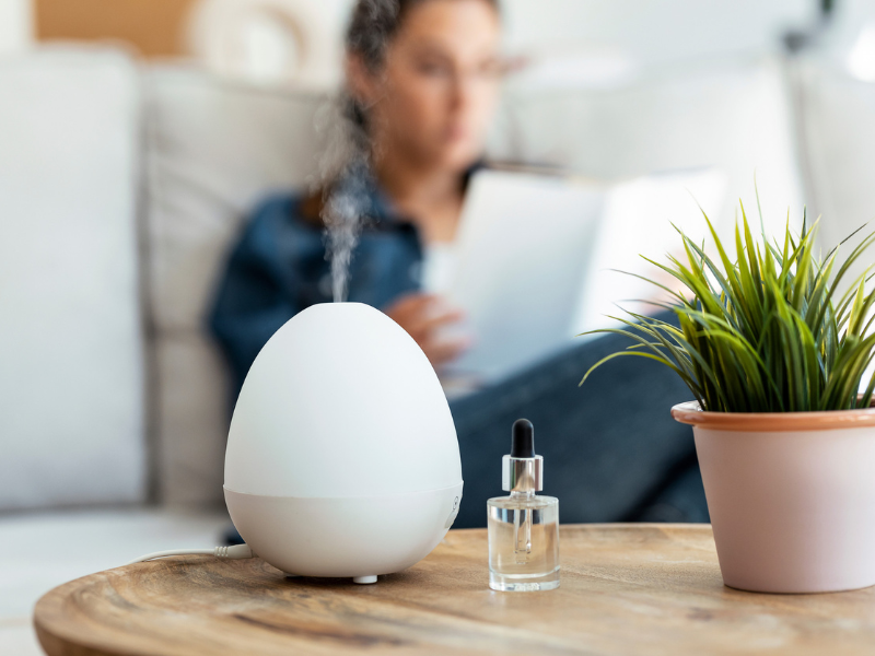 Aromaterápia stressz ellen otthon – pár csepp illóolaj, és a levegőben máris ott a nyugalom