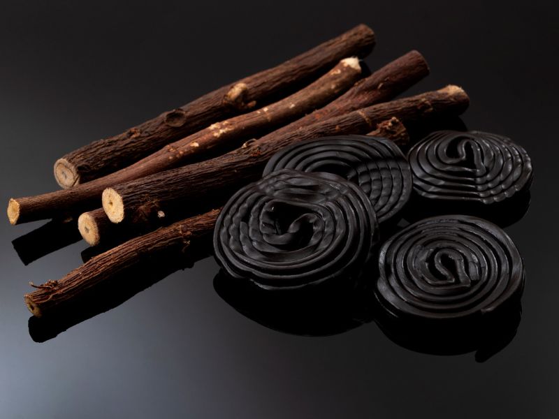 Édesgyökér hatásai: Csökkenti a testzsírt és a koleszterint