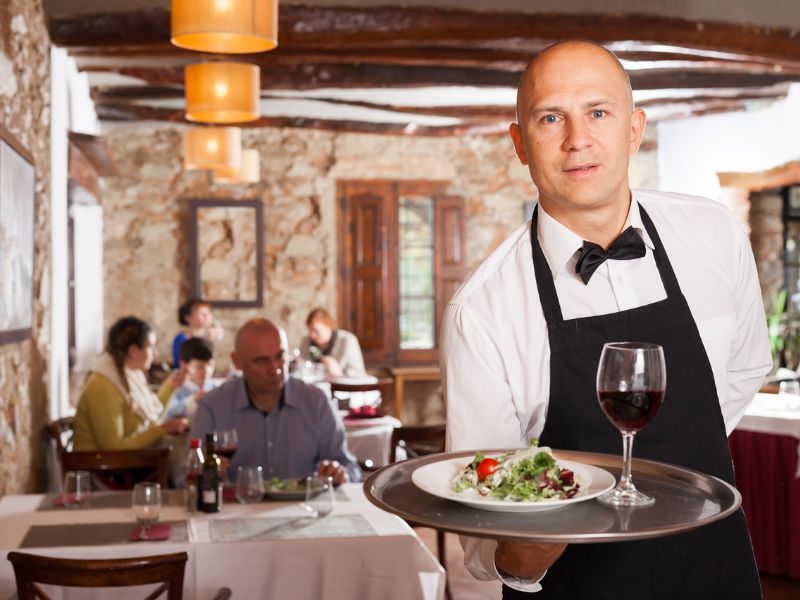 Vendégek vacsoráznak, miközben tudtukon kívül hat rájuk az egyik leghatásosabb éttermi trükk