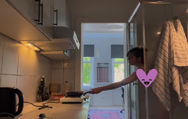 Farkas Franciska zuhany alatt rántottát süt