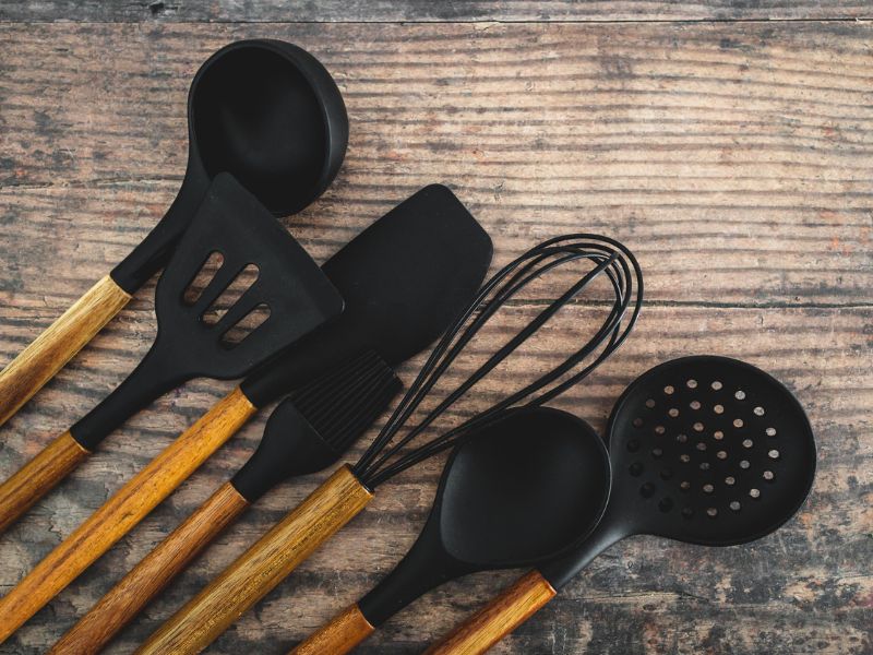 A fekete konyhai eszközök káros anyagokat tartalmazhatnak.