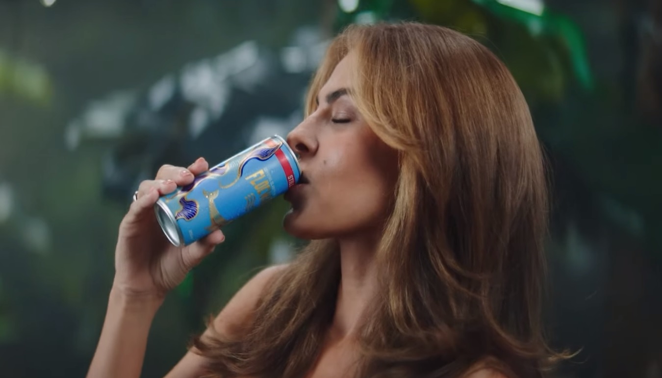 Eva Mendes a Floawater reklámban