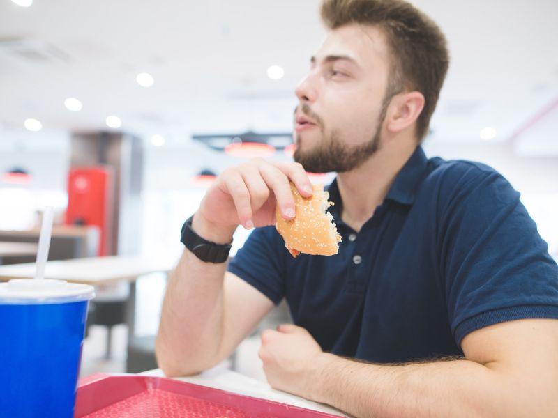 Egy férfi két évig kizárólag a gyorséttermi táplálkozást választotta: a BMI-je normális, de a szakértők figyelmeztetnek a láthatatlan veszélyekre