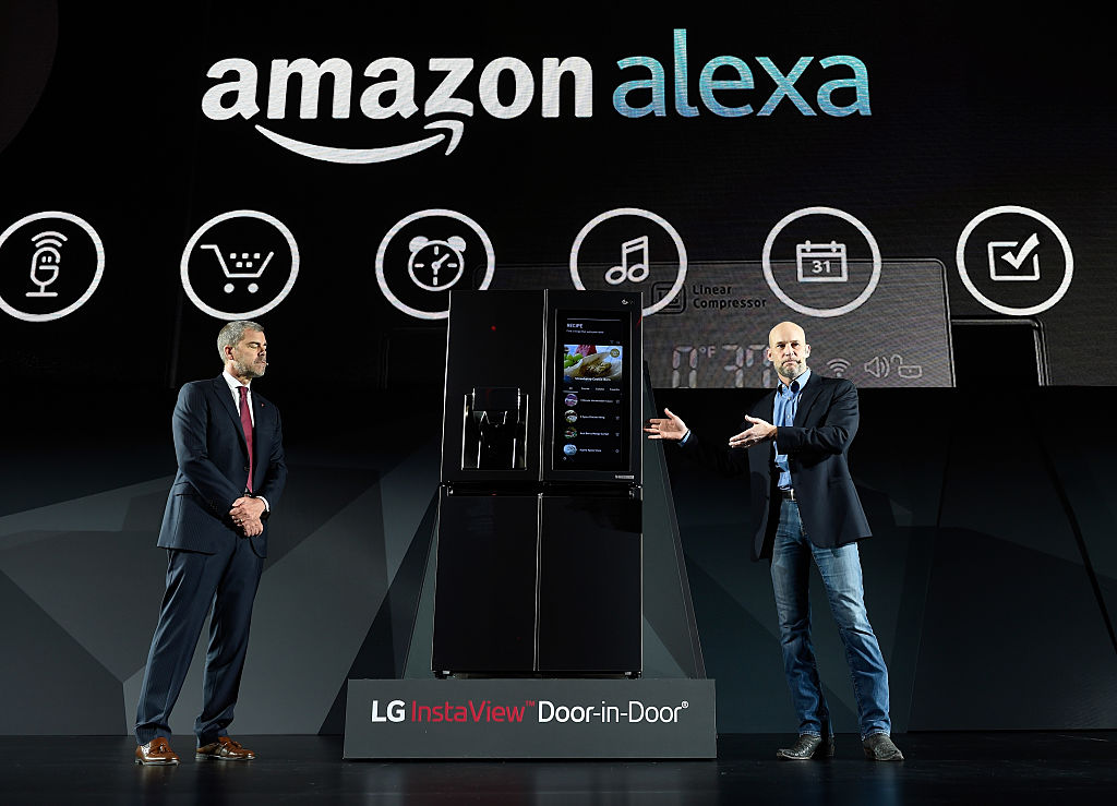 Az LG okoshűtőjét is az Amazon hanggal irányítható Alexa-rendszere teszi okossá. Fotó: David Becker/Getty Images