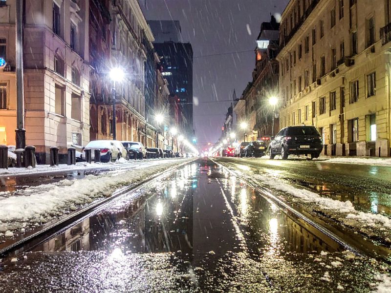 Vasárnapi időjárás a hóval borított vidéken, dermesztő hidegben