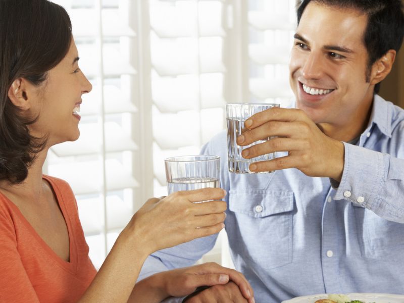 Ivás étkezés után – ártalmatlan szokásnak tűnik, de veszélyeket rejthet