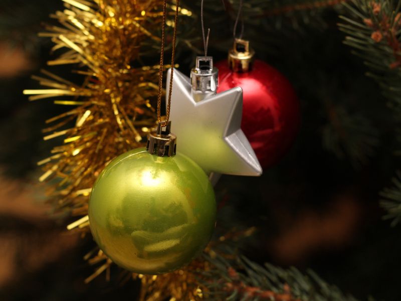 Népszerű karácsonyi dekoráció aranyérmével a feldíszített fán, amely a bőséget jelképezi