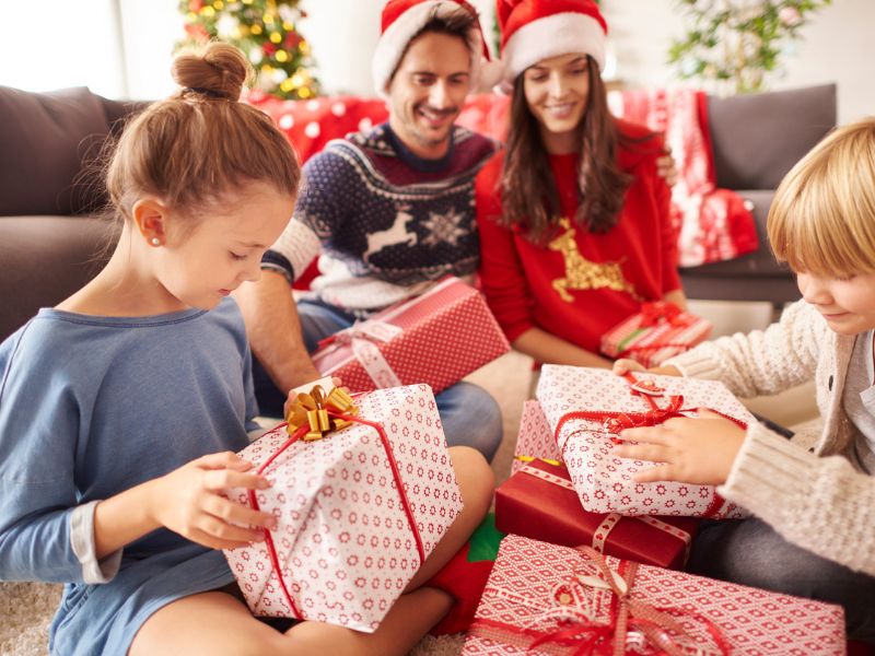 Magyarországon karácsonyfát díszítünk és ajándékozunk