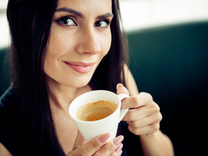 A kávé jótékony hatása egy gőzölgő, frissen készült eszpresszóban