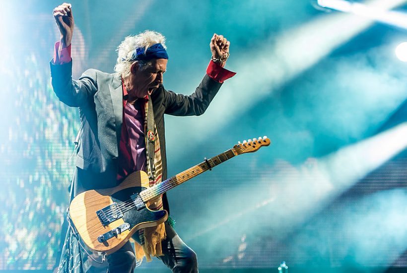 GLASTONBURY, ENGLAND - JUNE 29: Keith Richards of The Rolling Stones performs on the Pyramid Stage during day 3 of the 2013 Glastonbury Festival at Worthy Farm on June 29, 2013 in Glastonbury, England. (Photo by Ian Gavan/Getty Images)