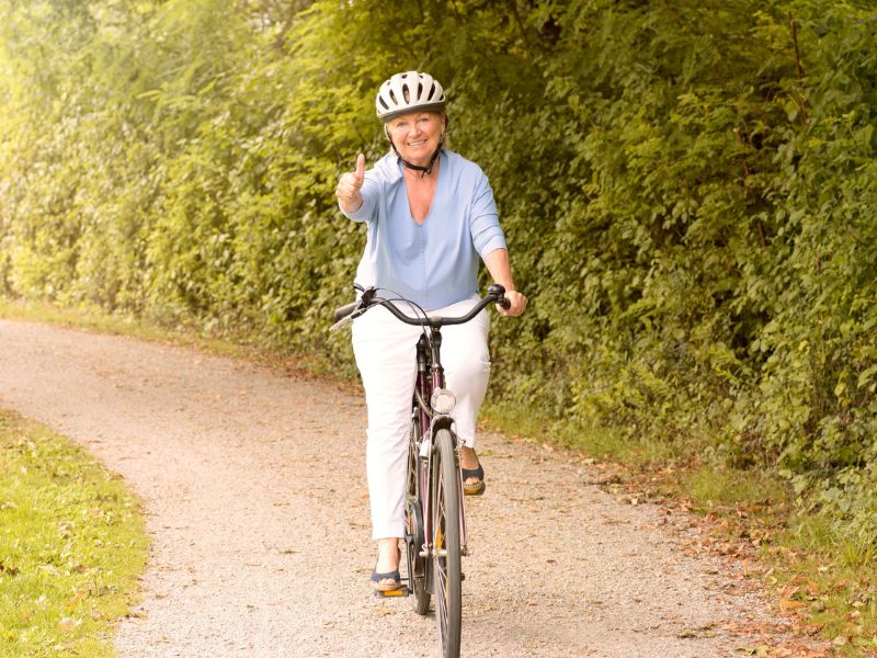 Kerékpározás egészségügyi hatásai 50 felett: így védi az agyat és a hangulatot
