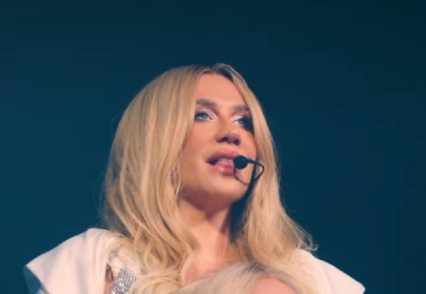 Kesha meztelen, szexi