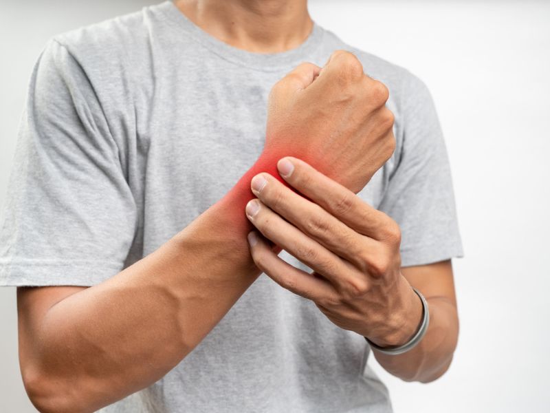 Mindennapi mozdulatok, rejtett veszélyek – így kezdődik a kéz- és ízületi fájdalom