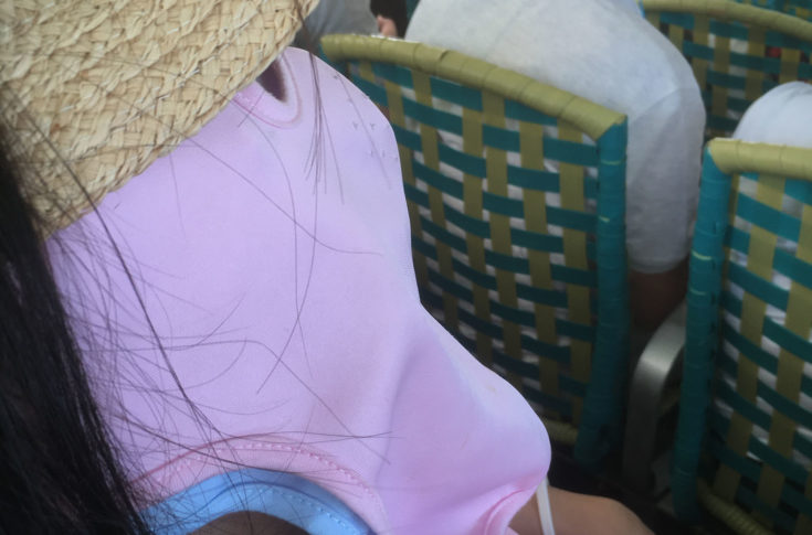 Akad olyan kínai turista, aki 3 maszkban üli végigi a komputat