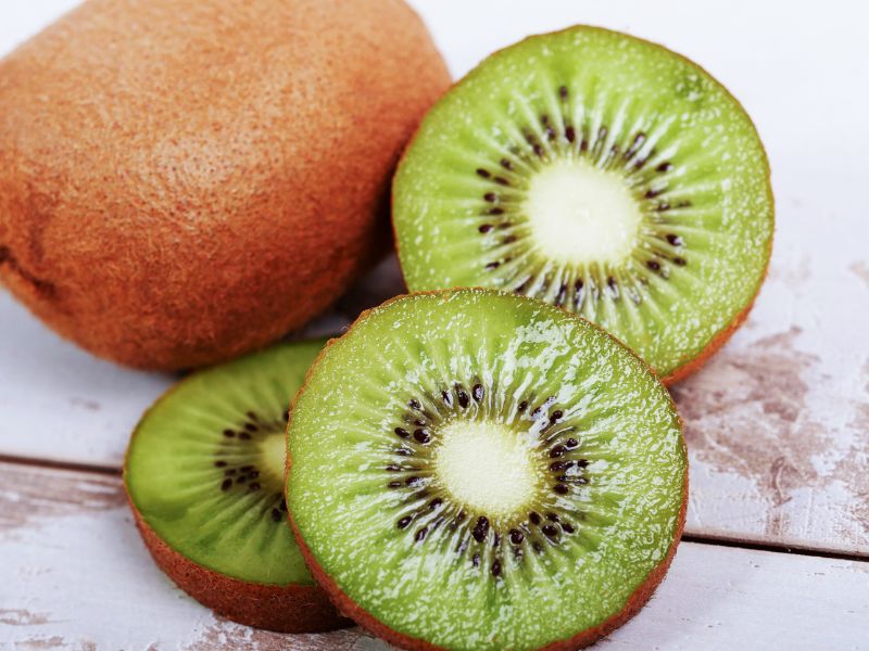 Legegészségesebb gyümölcs friss kivi a konyhapulton