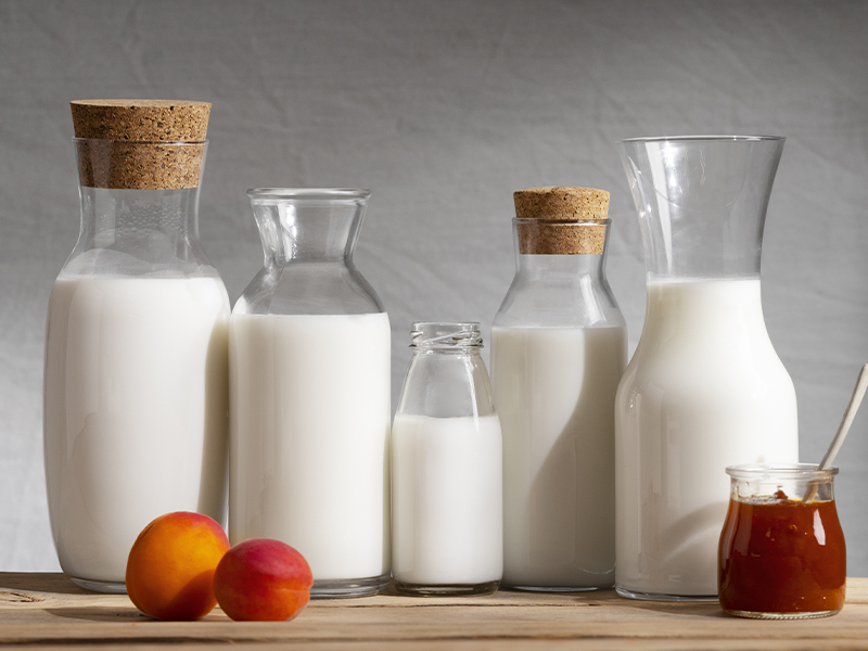 Melyik a legjobb tej az egészségedhez? Összehasonlítottuk a tehén- és növényi tejeket, hogy könnyebb legyen a választásod.