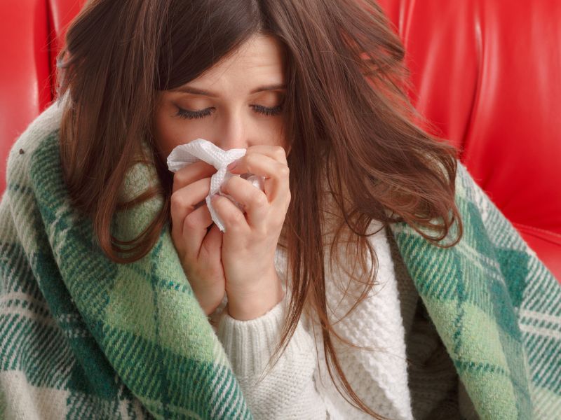 Egy csésze gyömbéres tea és meleg takaró is segíthet, megfázás kezelése természetesen