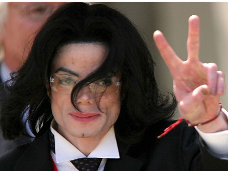 37 milliót is elkérhetnek Michael Jackson flitteres Billie Jean kabátjáért |...